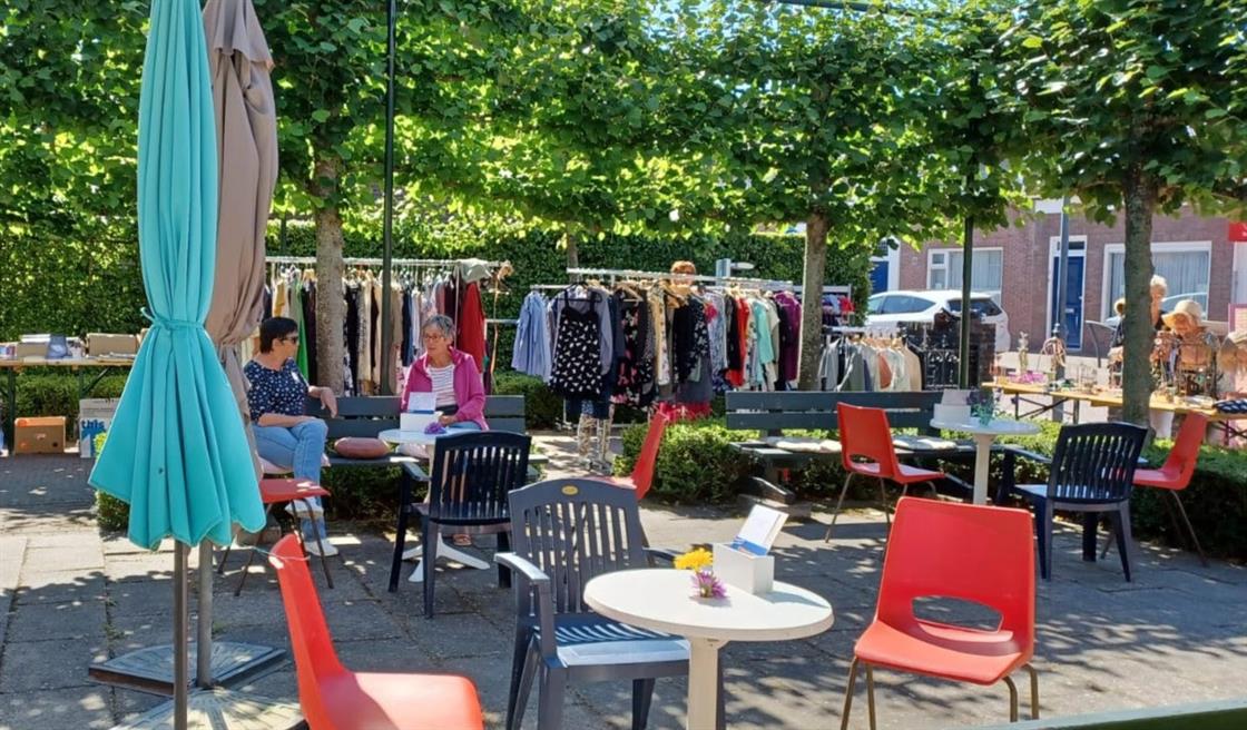 Snuffelmarkt en terras bij de Wijngaard